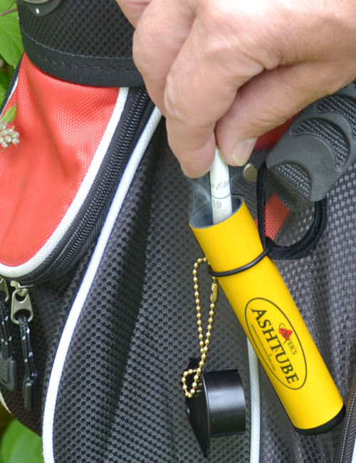 Ansicht: Zigarettenreste landen im Inneren des Golfer’s Ashtube.